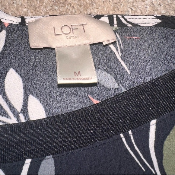 LOFT Sleeveless Tank Top Blouse. Size M - Picture 6 of 9